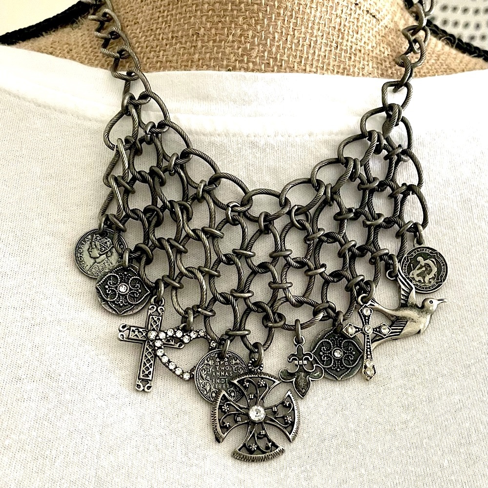 NEW🤍FRANCESCA’S Boutique Bib Style Chain and Charm Necklace